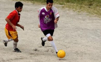 Cristian Moreno juega fútbol en una cancha en Envigado