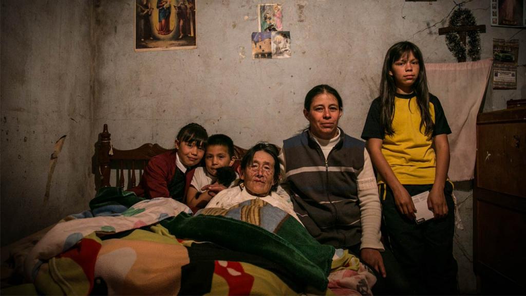 Retrato de una abuela enferma con su hija y sus tres nietos.