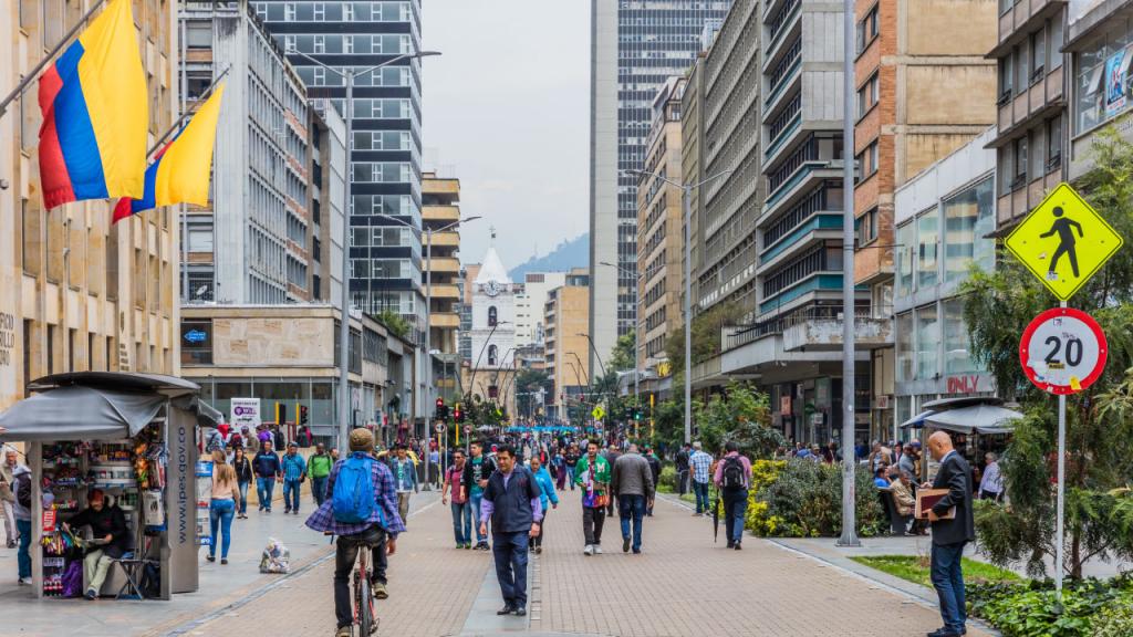 Mujeres y hombres caminando por el centro de Bogotá.