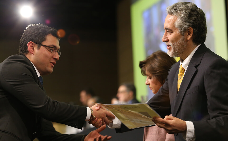 Foto unianido recibe diploma pregrado 2016-2