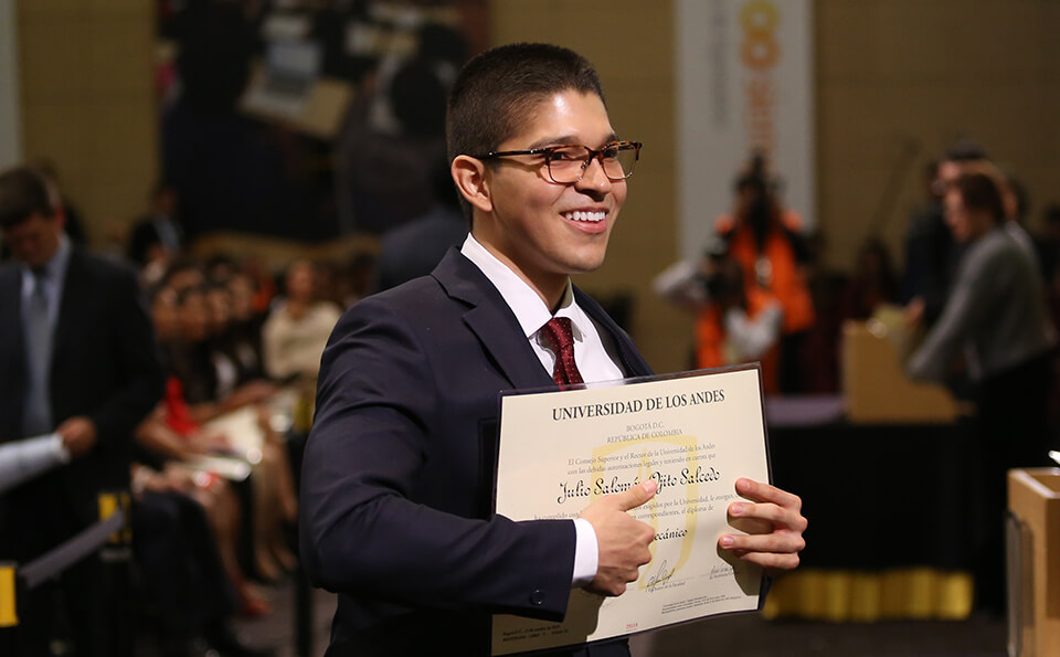 Foto de uniandino con diploma de grado 2016-2