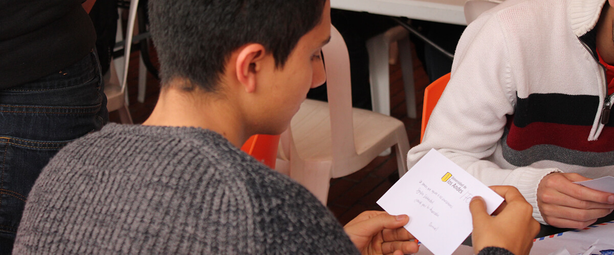 Participante del Fopre Café lee carta de agradecimiento escrita por estudiante becado que se beneficia del Fondo de Programas Especiales