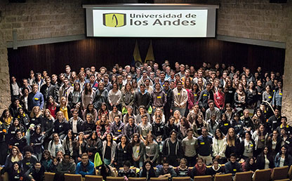 Grupo de estudiantes extranjeros que cursan maestrías o pregrados en la Universidad de los Andes.