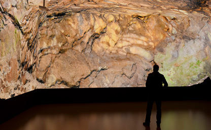 Hombre ve una exposición virtual de una exposición geológica. 