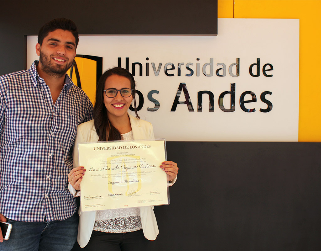 Jóvenes posan frente a escudo de la Universidad de los Andes