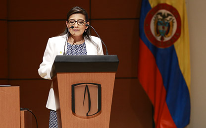Adriana Díaz Manrique, graduanda del Doctorado en Ingeniería pronunciando su discurso en la Ceremonia de grados de posgrado 2017-1. 