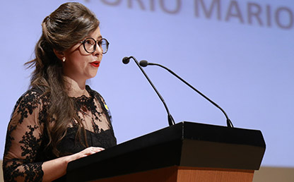 Catalina Mejía frente al atril en el auditorio Mario Laserna, dando su discurso en los grados de posgrado 2017-1