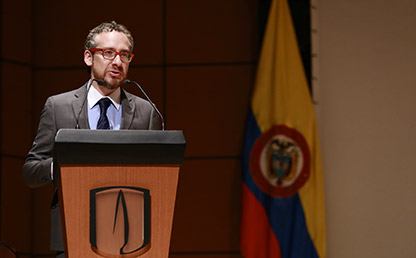 Manuel Salge Ferro, graduando del Doctorado en Antropología ofreciendo su discurso en la ceremonia de grados de Doctorado y Maestrías en Ciencias Sociales.