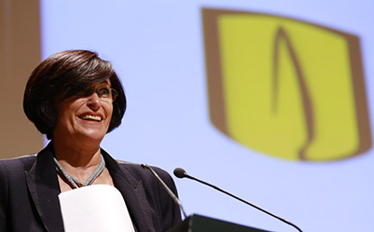 Yolanda Auza Gómez, propietaria de la librería Wilborada 1047, oradora invitada a la ceremonia de grados de posgrado 2017-1, durante su discurso.