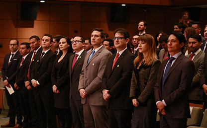 Graduandos haciendo juramento en grados de posgrado de la Universidad de los Andes