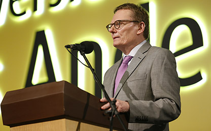 James A. Robinson dando discurso en Uniandes