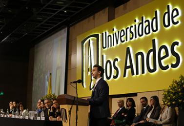 Julián Niño ofreciendo el discurso en la ceremonia de grados de pregrado 2017-1