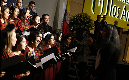 Coro de la Universidad de los Andes interpreta Himno Nacional en ceremonia de grados