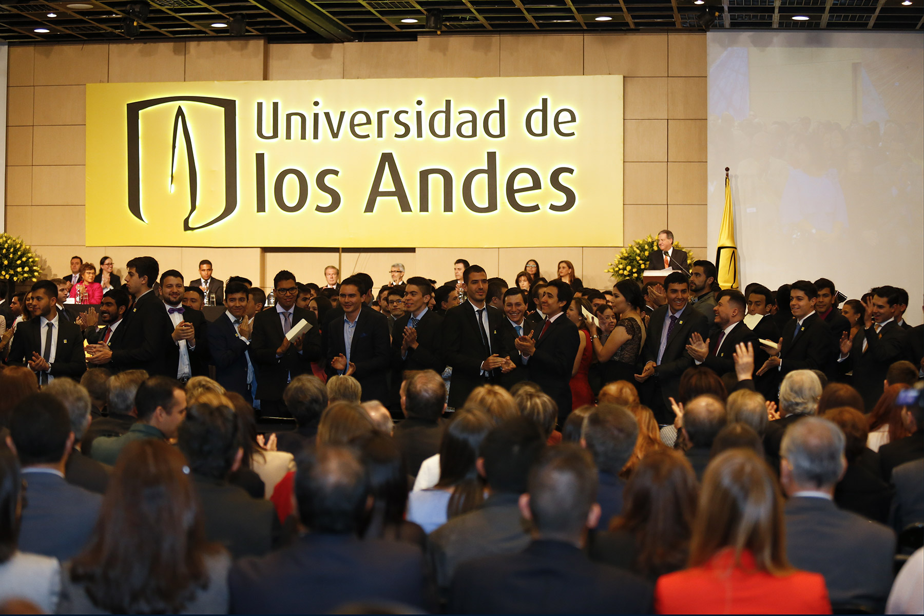Graduandos durante ceremonia de grados 2017-1 de la Universidad de los Andes