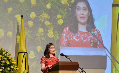 Ana María Cárdenas Gasca hablando frente al público en ceremonia de grados
