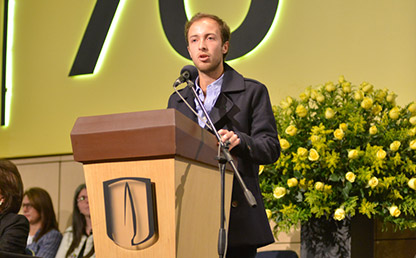 Daniel Erwin Kraus Vollert hablando frente a auditorio en ceremonia de grados
