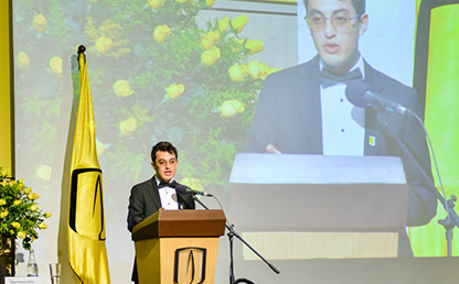 Nicolás Mauricio Morato leyendo su discurso en ceremonia de grado