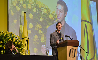 Pablo Cárdenas Ramírez ofreciendo discurso en ceremonia de grados Uniandes.