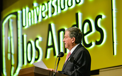 Rector de la Universidad de los Andes ofreciendo discurso 