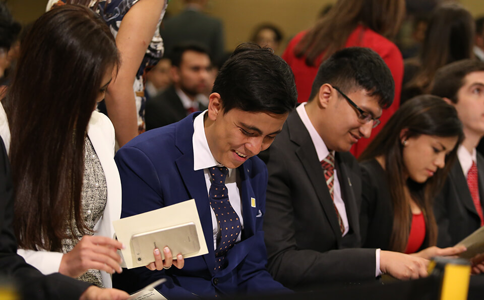 Foto graduandos observan su diploma