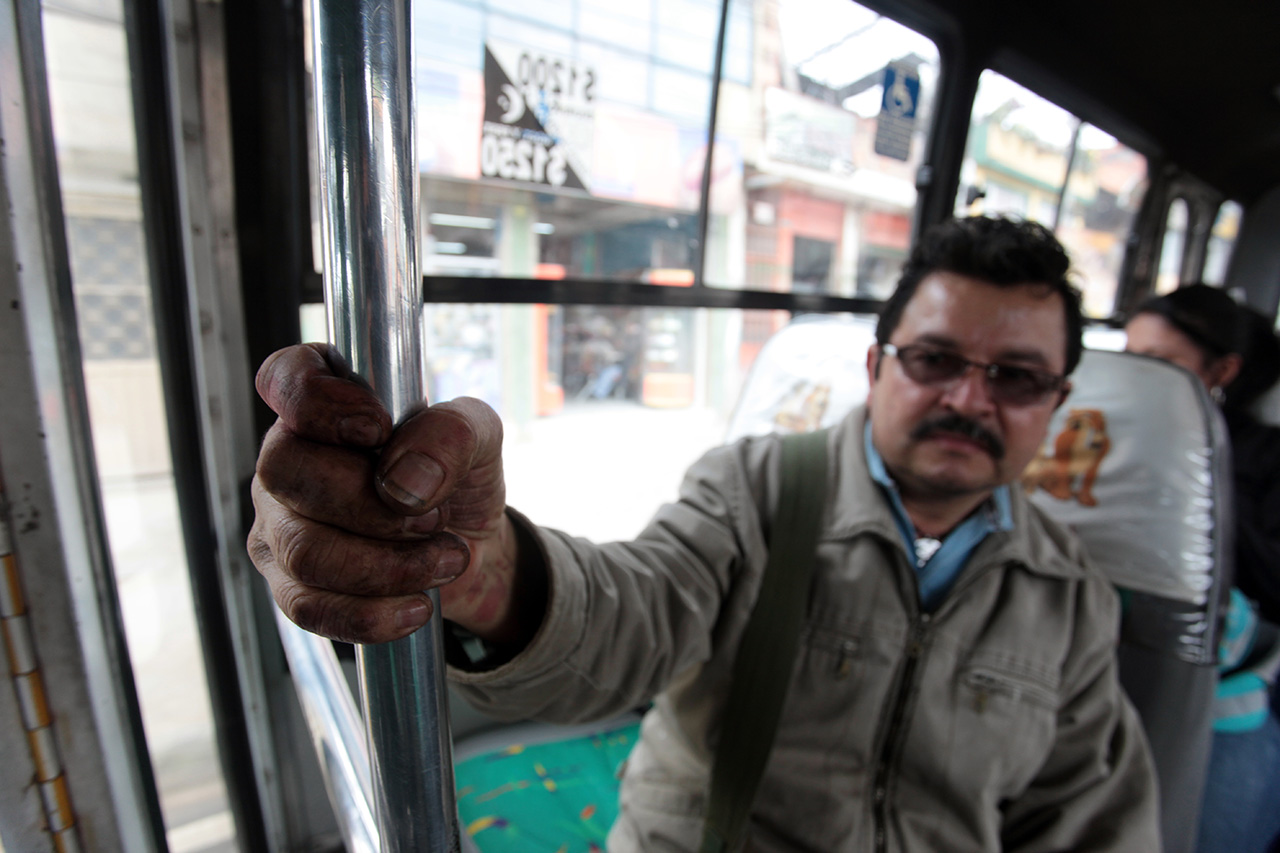 Carlos García viaja en bus a la plaza de Corabastos en Bogotá