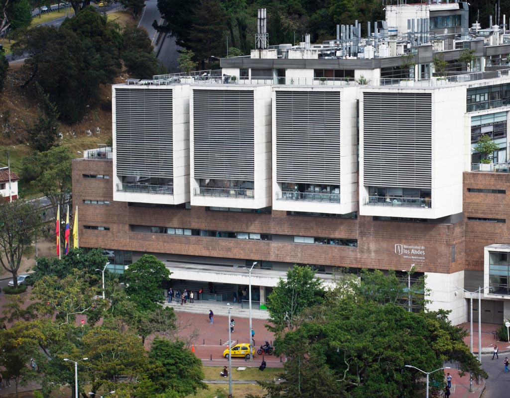 Imagen del edificio Mario Laserna, de la Universidad de los Andes.