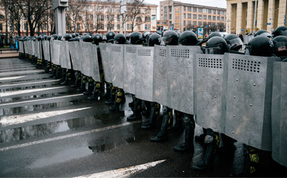 Imagen de grupo de personal antidisturbios con escudo y cascos.