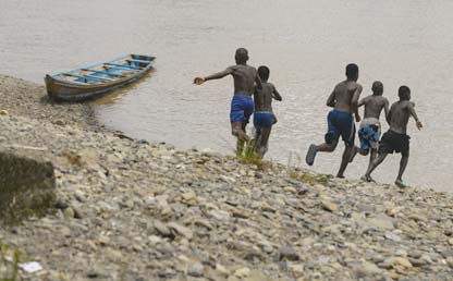 Children running towards the Atrato river