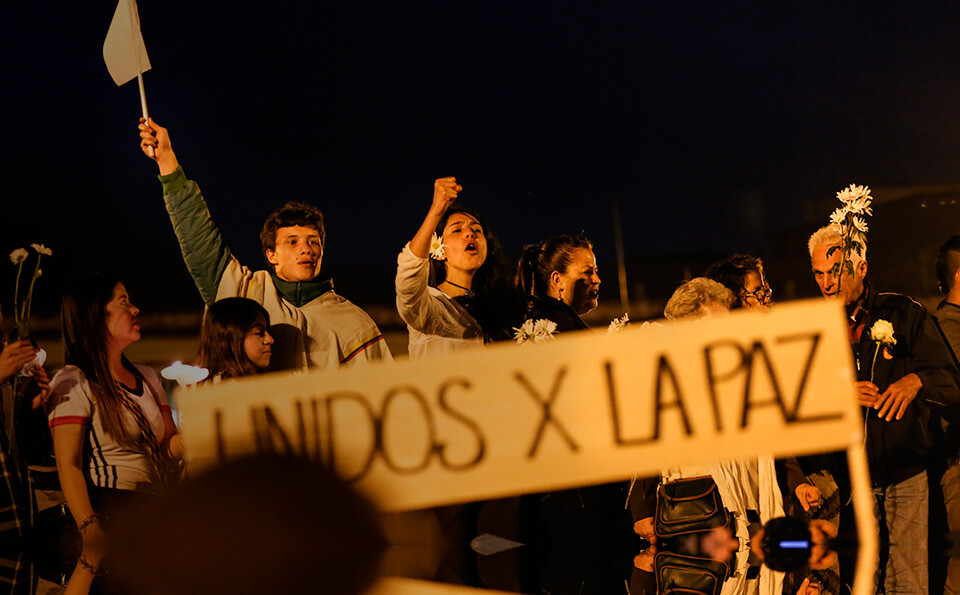 Jovenes marchando con carteles sobre la paz