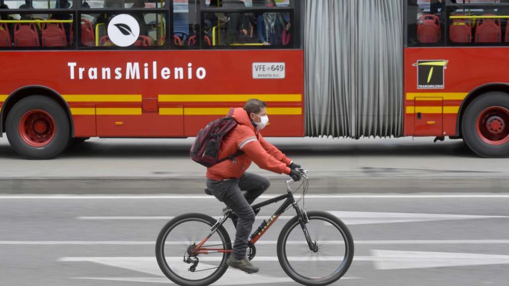 imagen de unTransmilenio y un hombre pedaleando en bicicleta