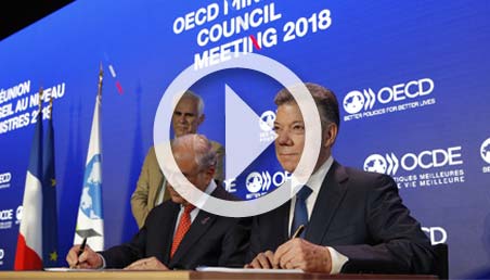 Presidente de Colombia firma adhesión a la OCDE