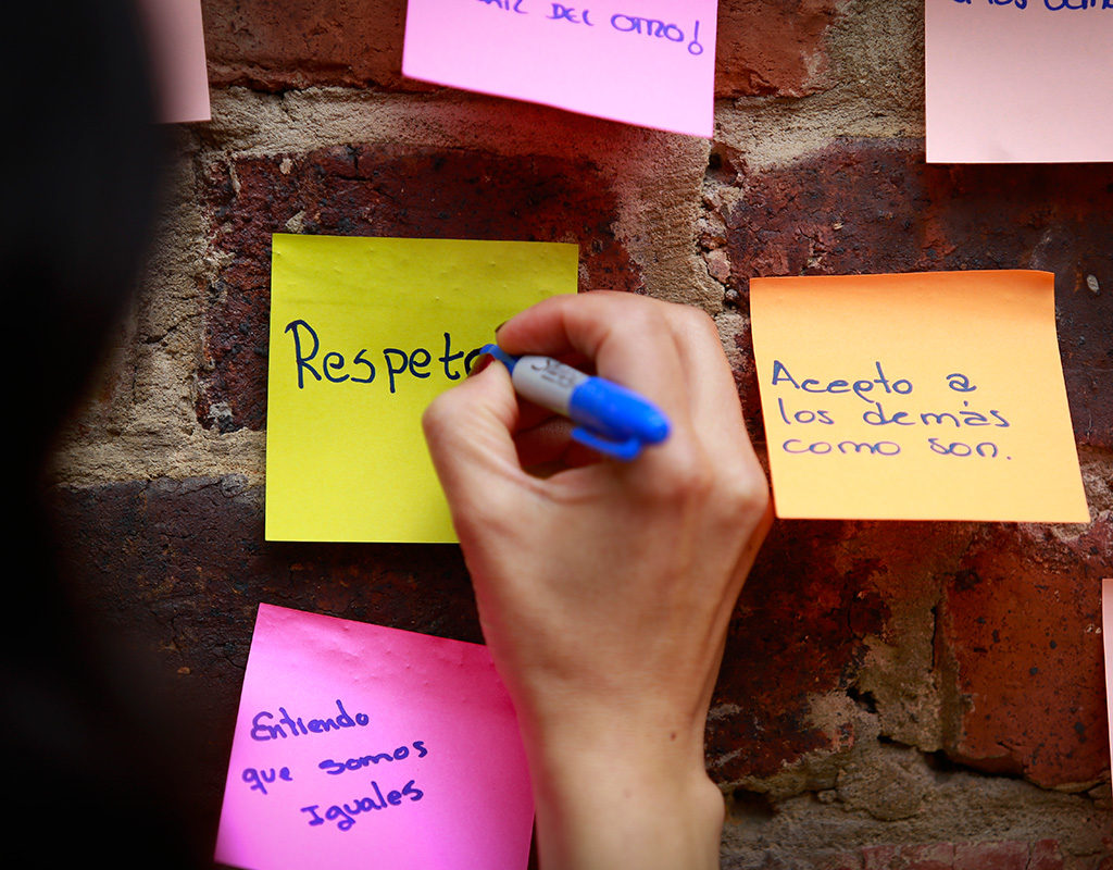 'Respeto': escrita en notas adhesivas en la jornada 'Ayúdanos a entender'