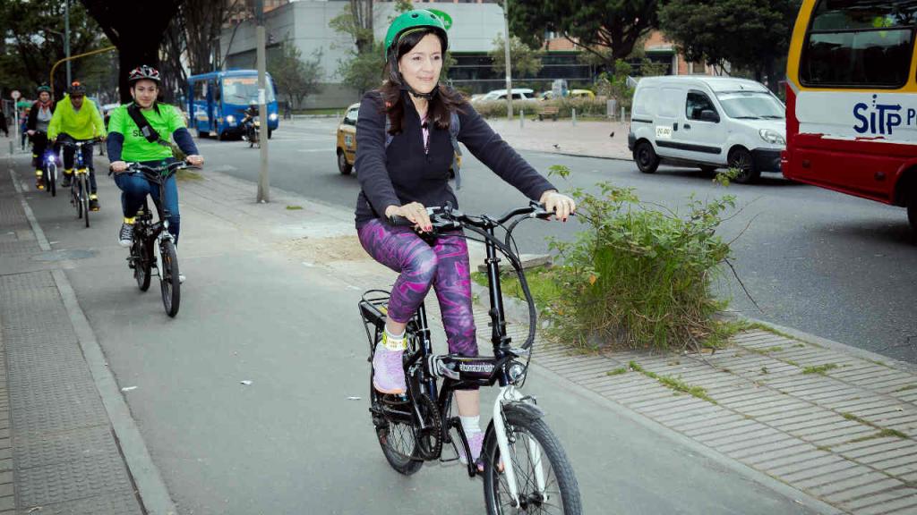 La vicerrectora financiera de la Universidad de los Andes montando bicicleta