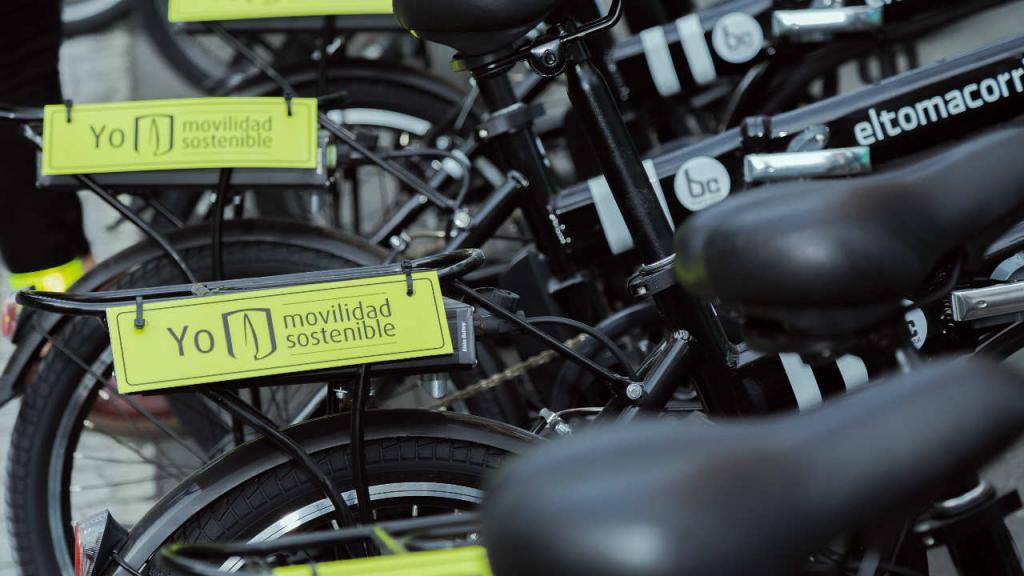 Sillines de bicletas con letreros que dicen Movilidad sostenible y el logo de la Universidad de los Andes