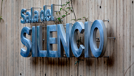 Letrero Sala del silencio, Universidad de los Andes