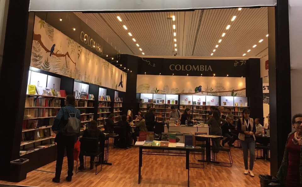 Stand con libro y letrero de colombia en la Feria del Libro de Guadalajara