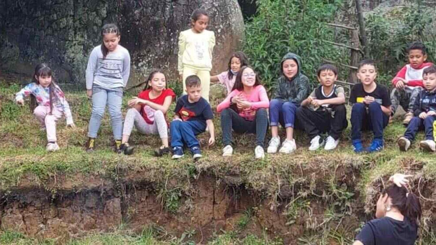 Taller con niños en parque de Soacha