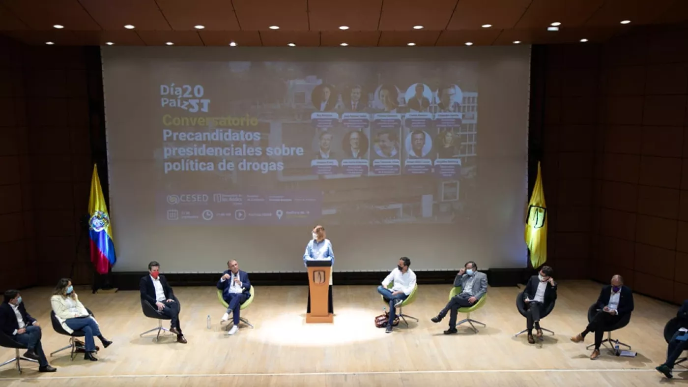 Foto panorámica del debate de precandidatos presidenciales en Uniandes.
