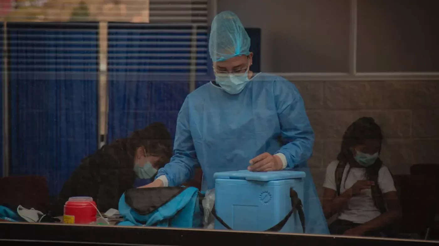 Trabajadora de la salud con una nevera de icopor