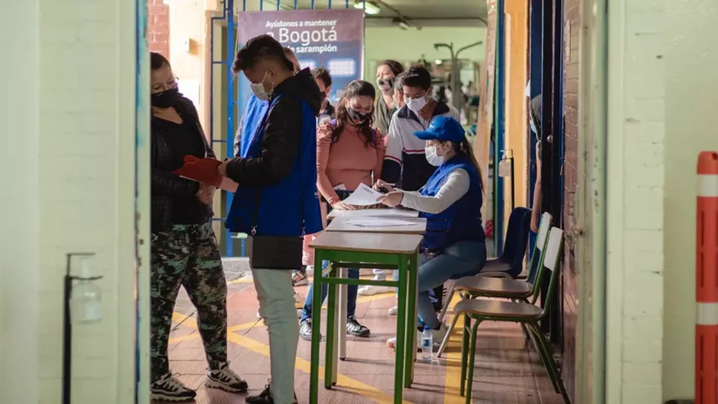 Jornada de vacunación en un barrio de Bogotá