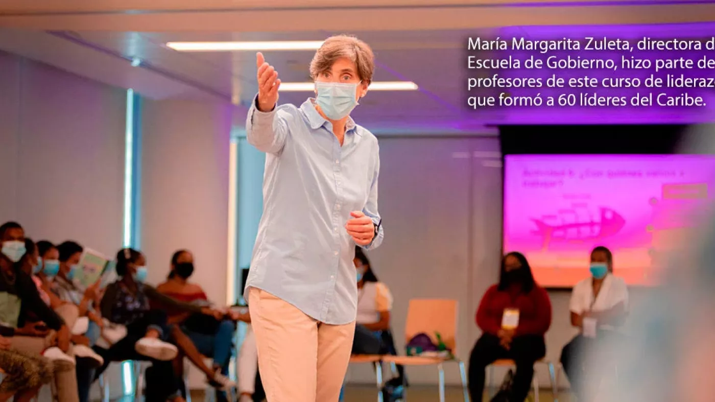 Mujer dando clase