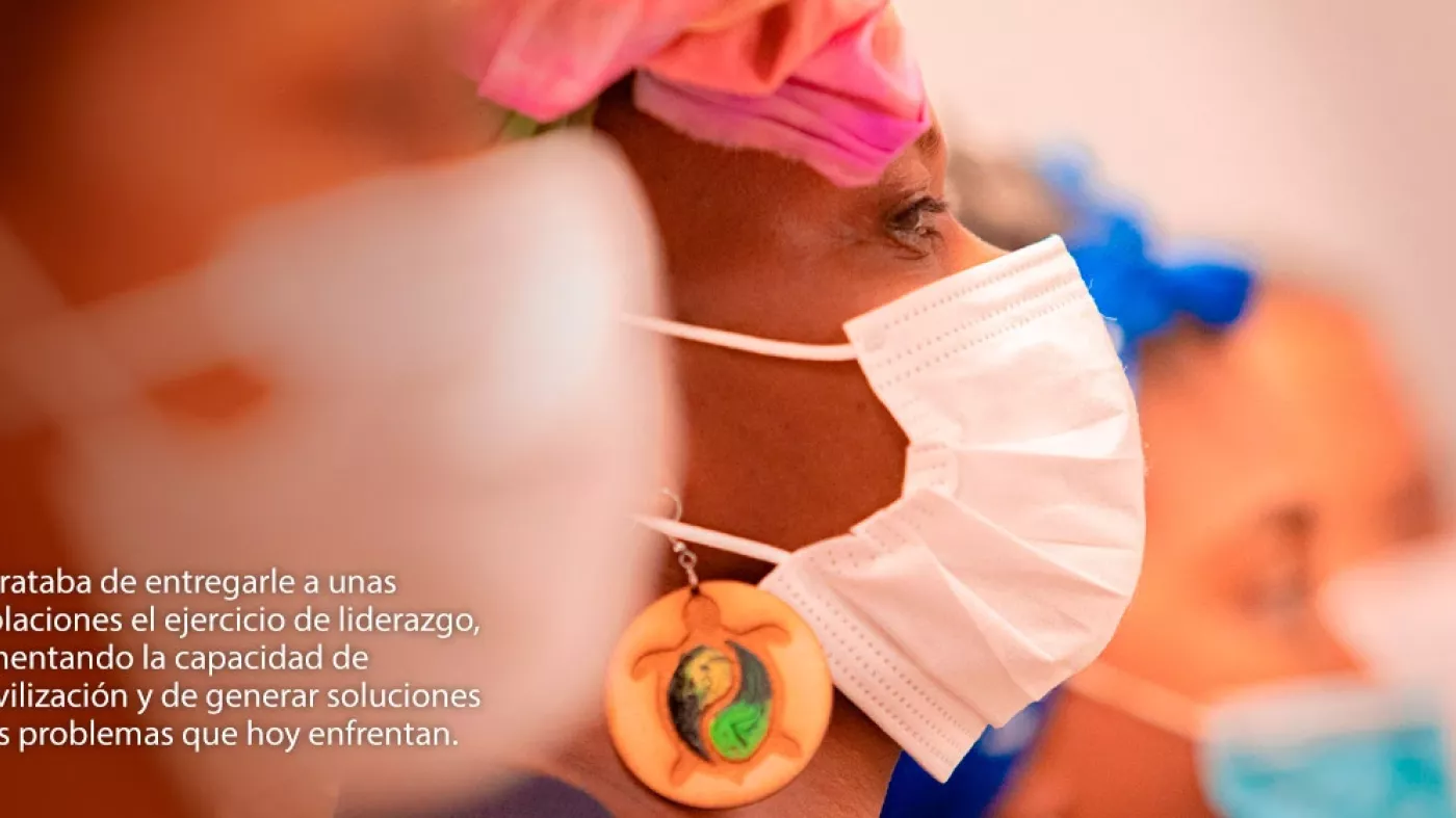 Mujeres afro con tapabocas