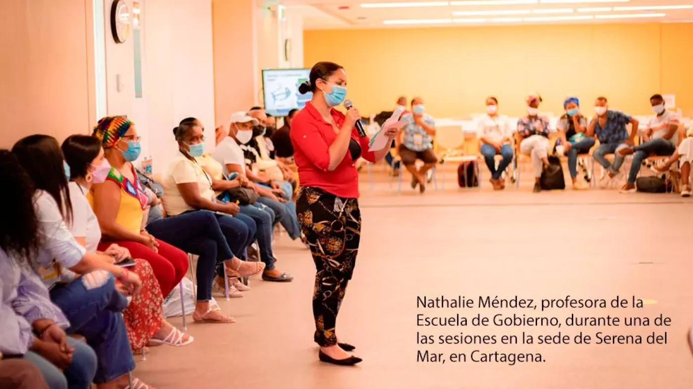 Mujer dando clase.