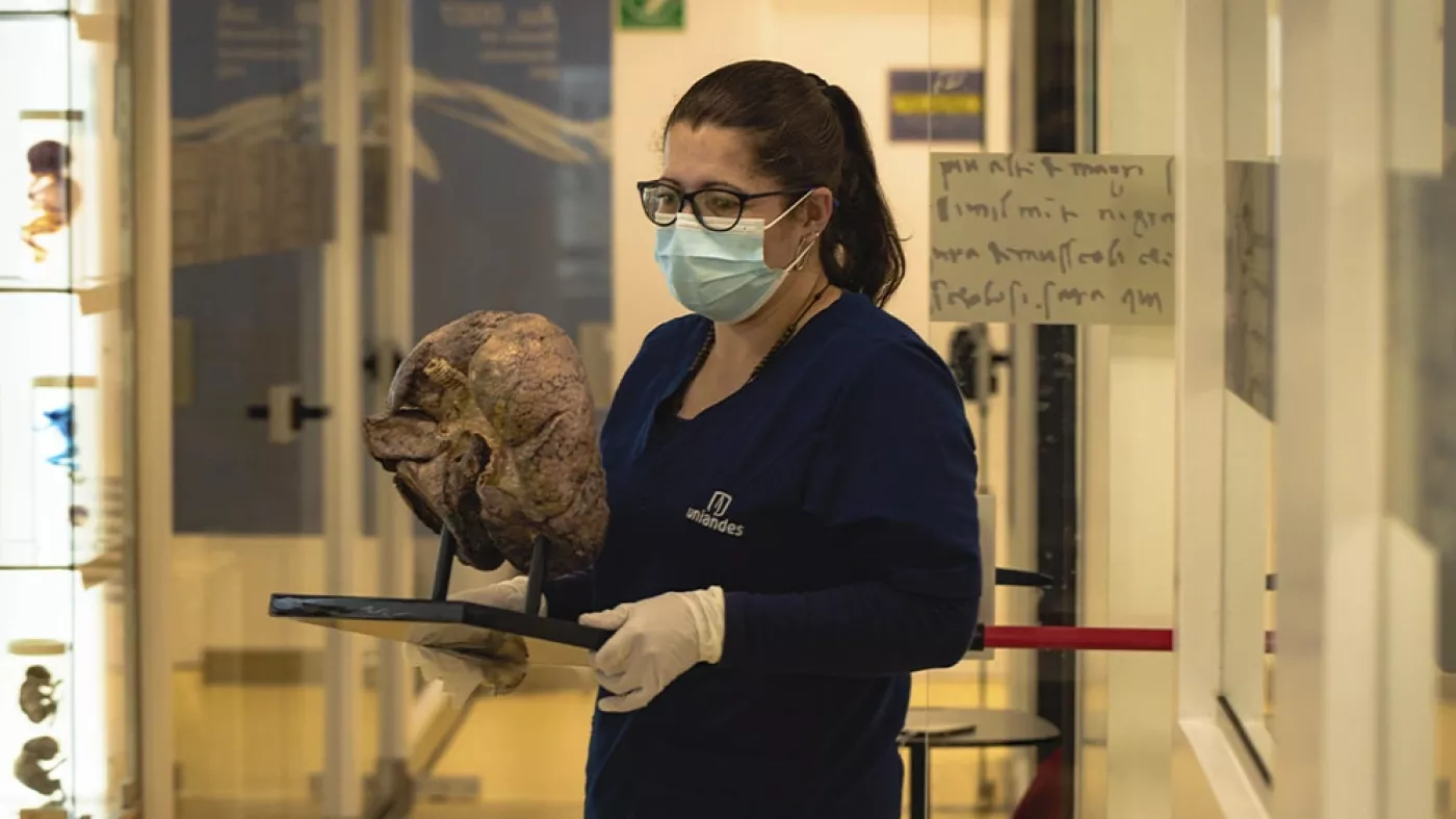 Adriana en el museo de anatomía