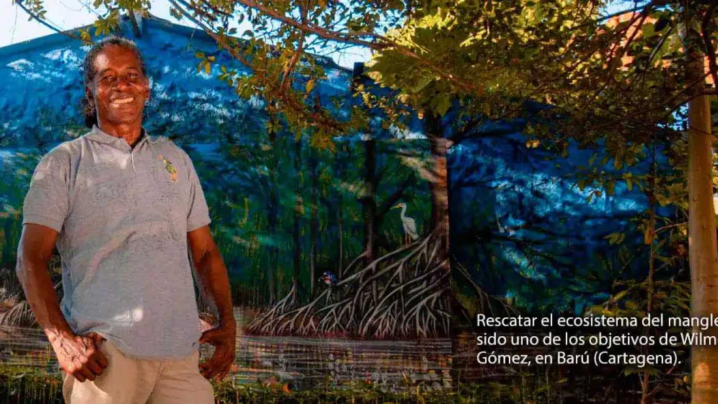 Hombre con un mural de fondo