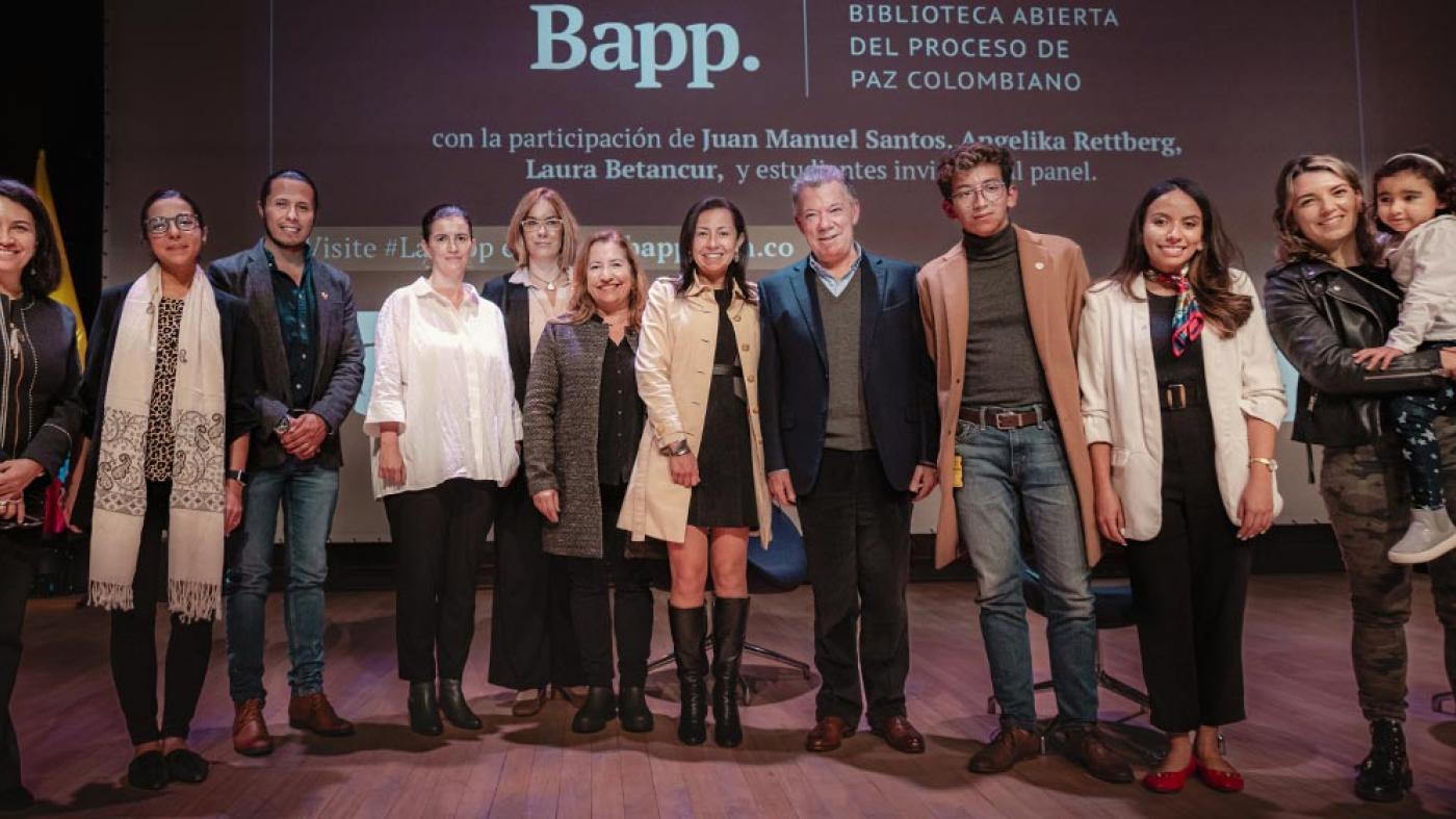 Foto grupal de todos los participantes en el evento.