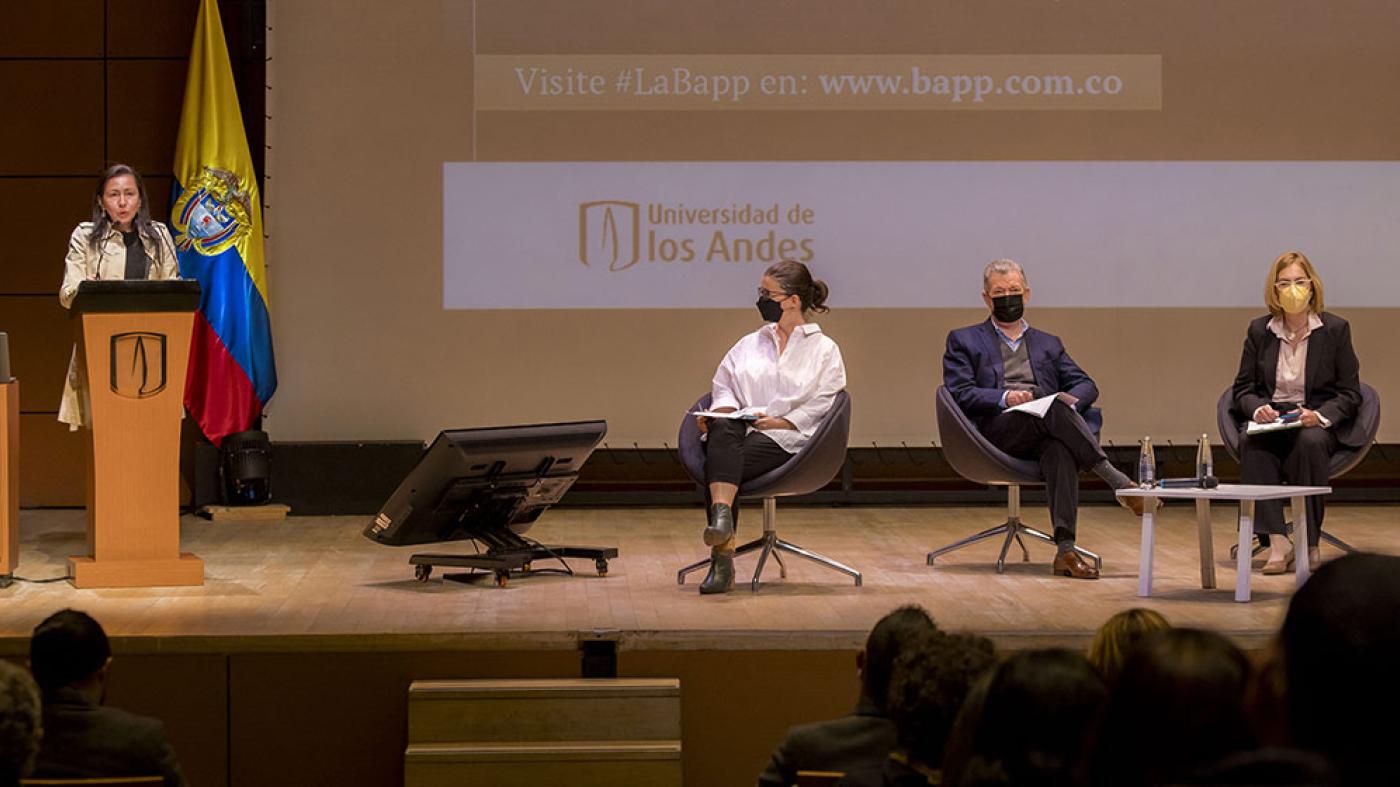 Foto de la rectora Raquel Bernal.