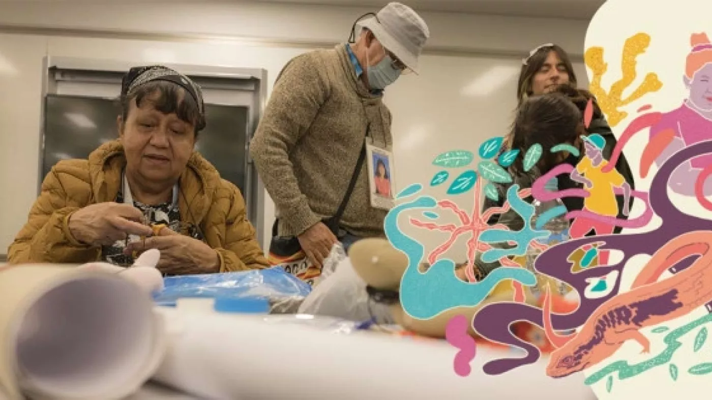 Paulina Mahecha dando el taller "Costuras de la memoria".