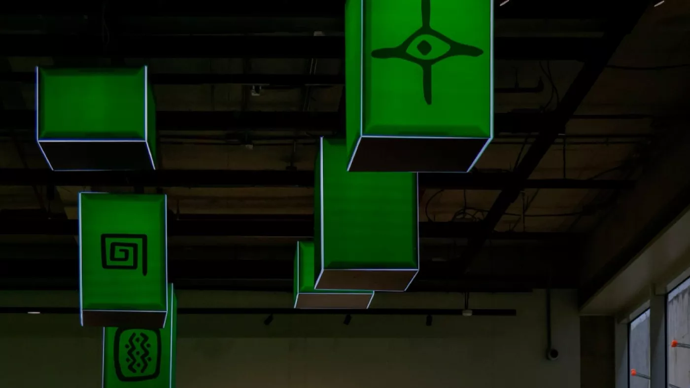 Lámparas verdes con pictogramas