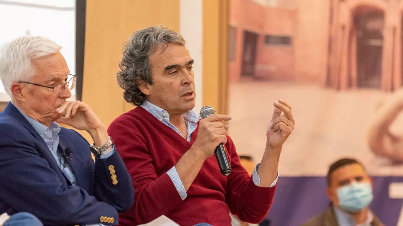 Hombre hablando por micrófono.